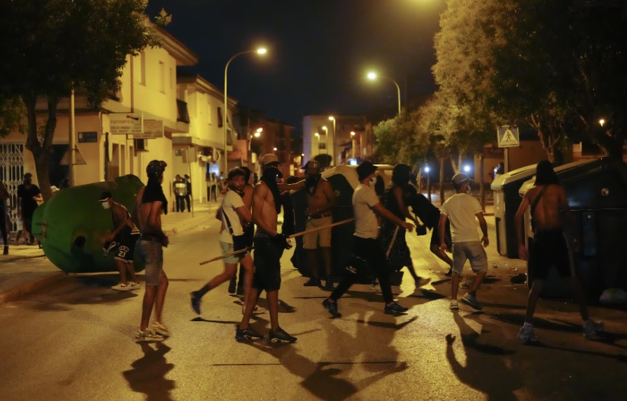  إلباييس: مغاربة مورسيا يتعرضون للعنف من أشخاص جاؤوا من مناطق أخرى بسبب التحريض واتهامات لليمين الإسباني المتطرف 