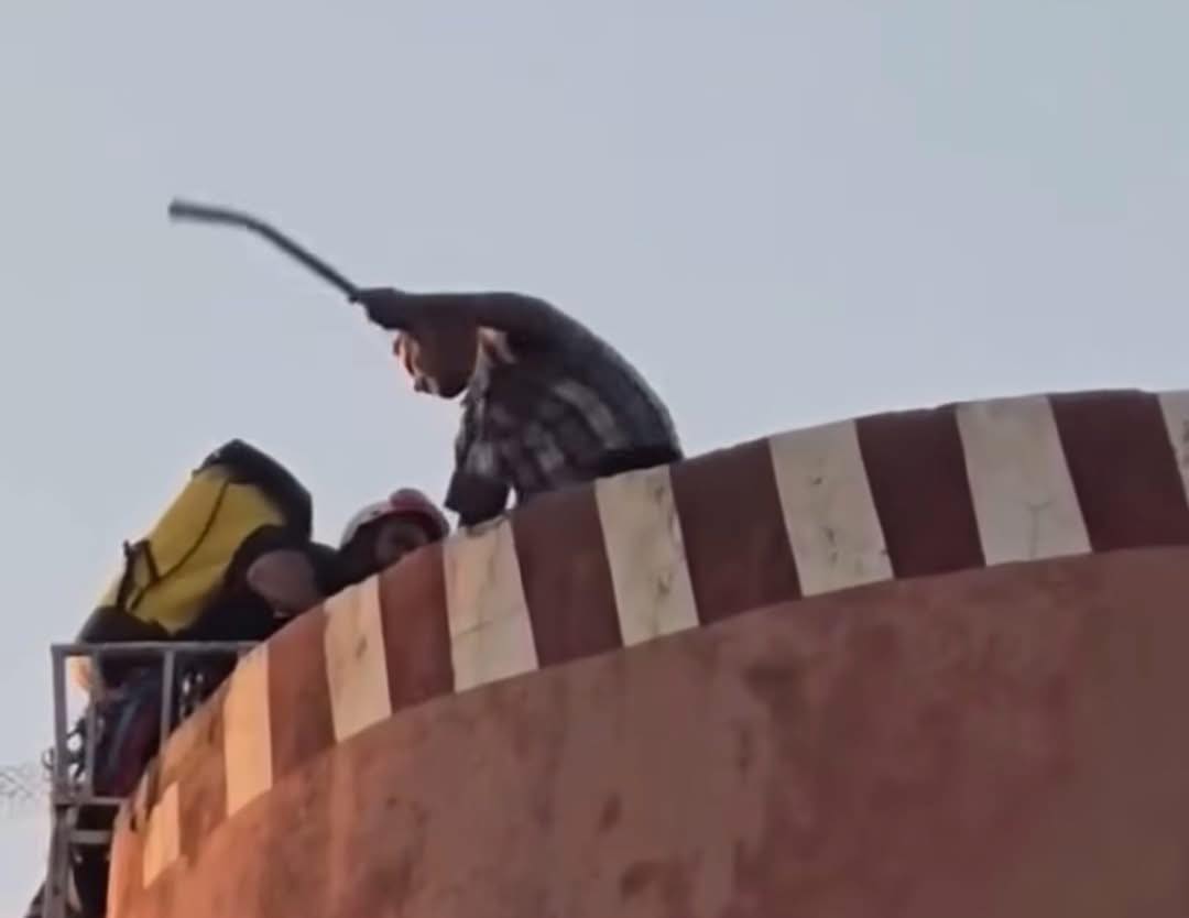  بعد احتجازه عنصرا من الوقاية المدنية ومحاولة قتله.. مُعتصم "أولاد يوسف" يسقط من خزان المياه في مشهد مأساوي 