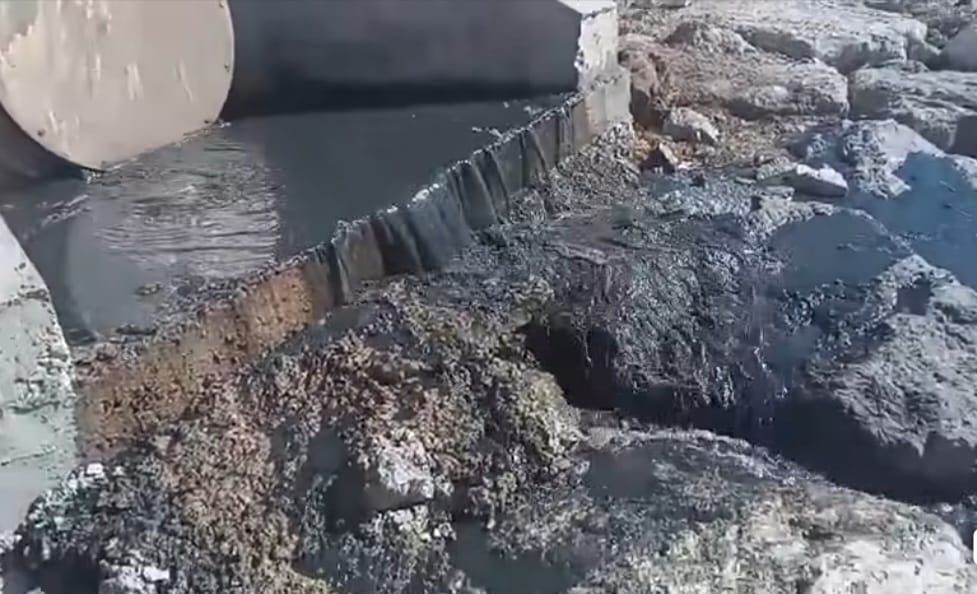 المياه العادمة تغمر شاطئ "مارينا طنجة" بعد أيام من حصوله على اللواء الأزرق