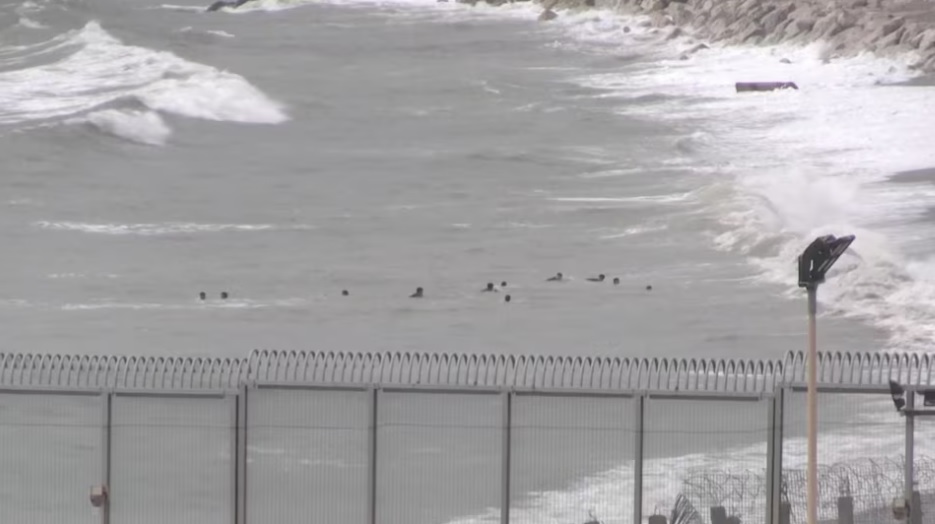 بعد مسيرة آيت بوكماز.. "مسيرة" اقتحام جديدة لسبتة المحتلة من طرف شباب ومراهقين مغاربة تضرب شعار "الدولة الاجتماعية"