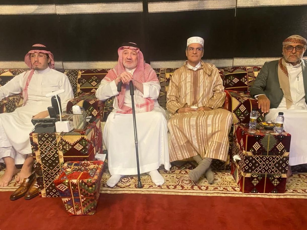 بينهما قرابة عائلية.. الأمير هشام يظهر في جنازة "الأمير النائم" بالسعودية