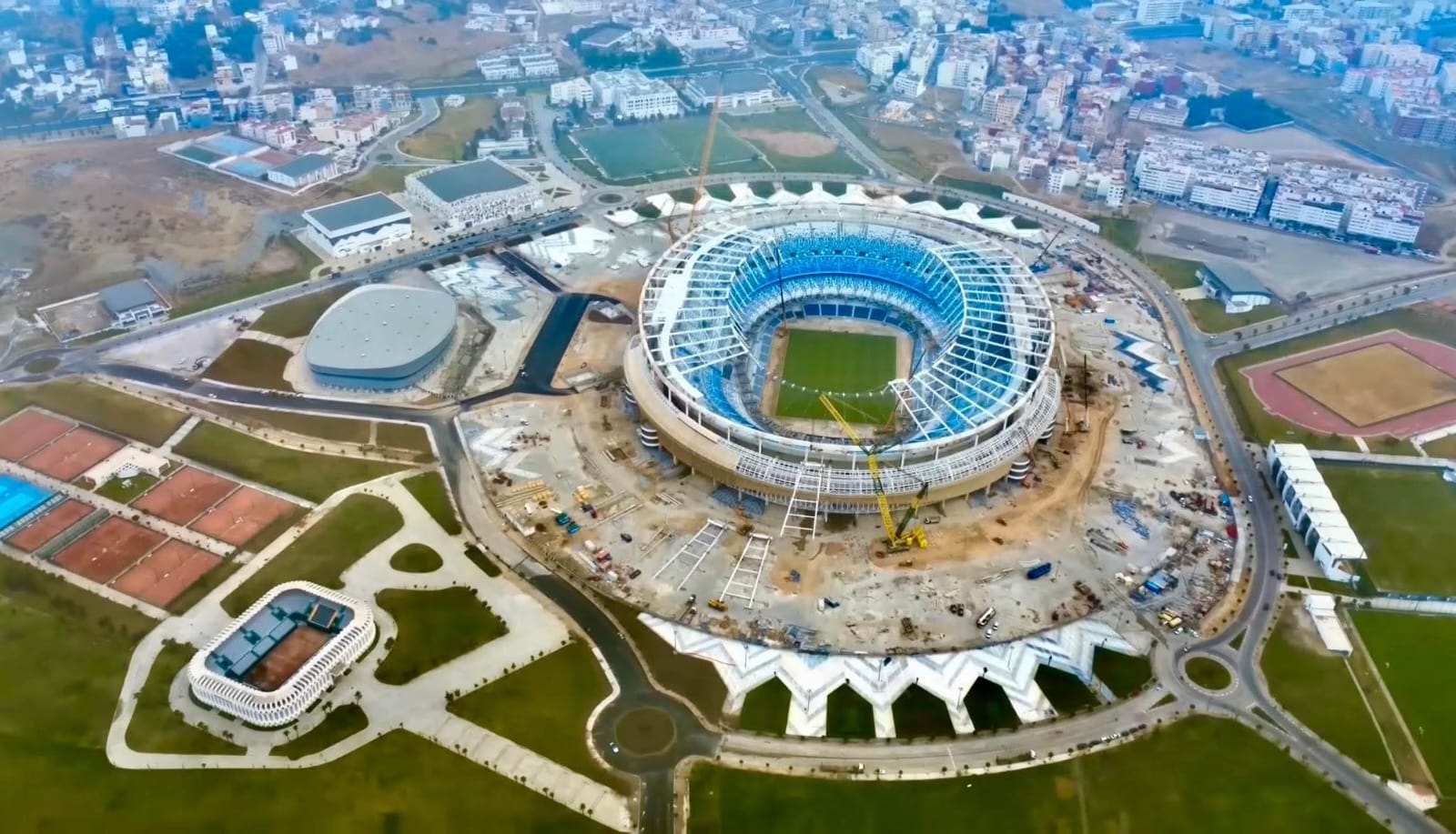 اجتماع بولاية طنجة للوقوف على ورش تطوير الملعب الكبير ومشاريع البنيات التحتية