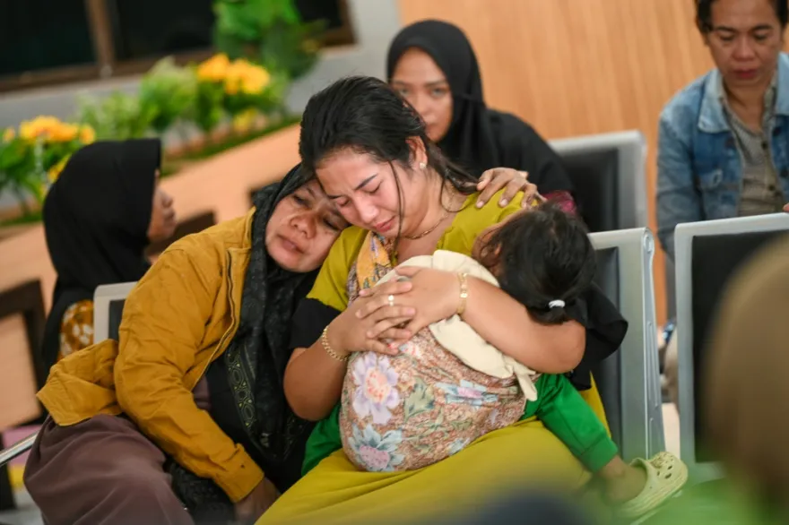 وفاة 4 أشخاص وفقدان 30 في كارثة غرق عبارة بإندونيسيا