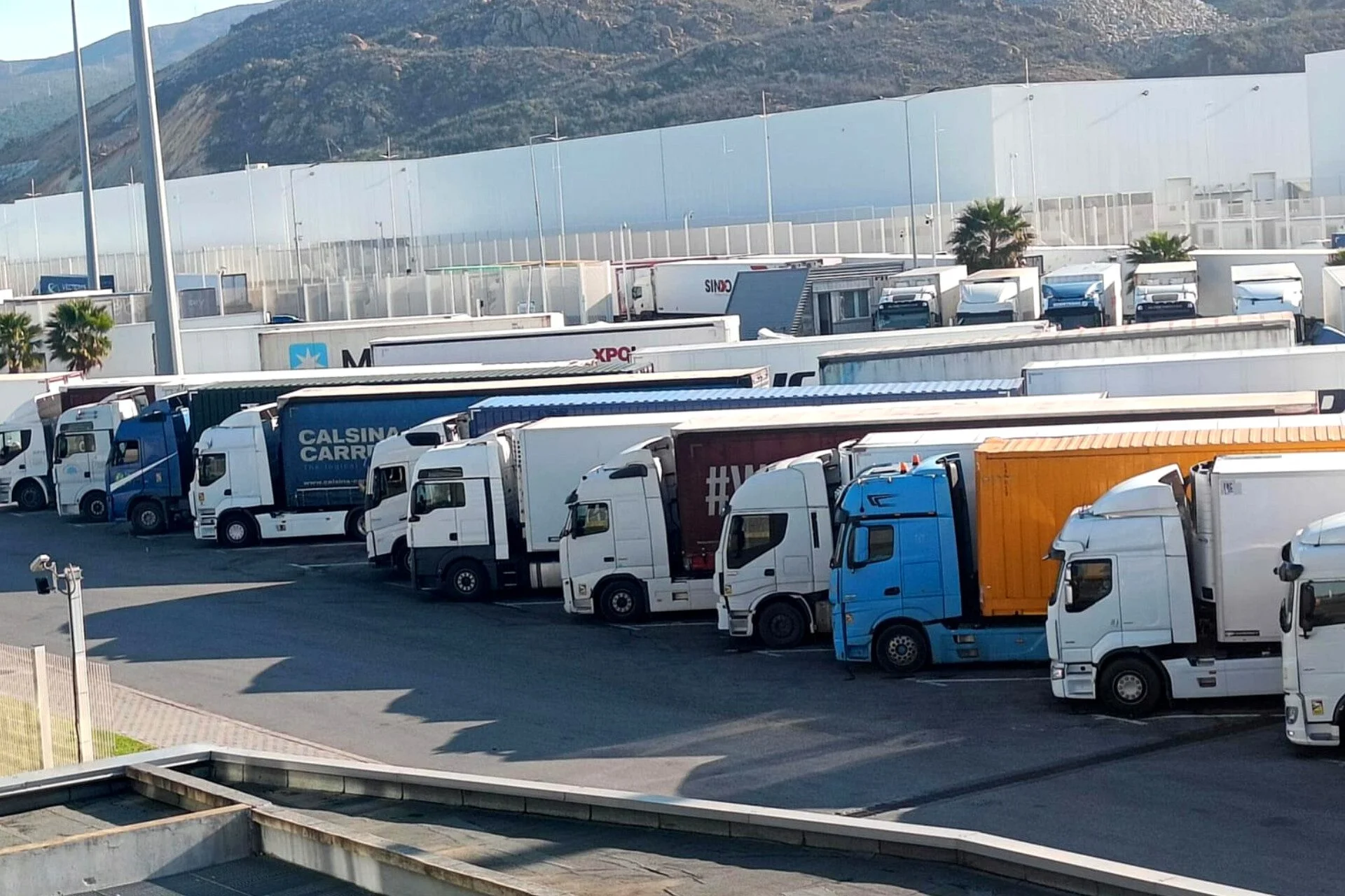 اتفاقية شراكة بين وزارة النقل واللوجيستيك و"بورتنيت" لرقمنة النقل الطرقي للبضائع