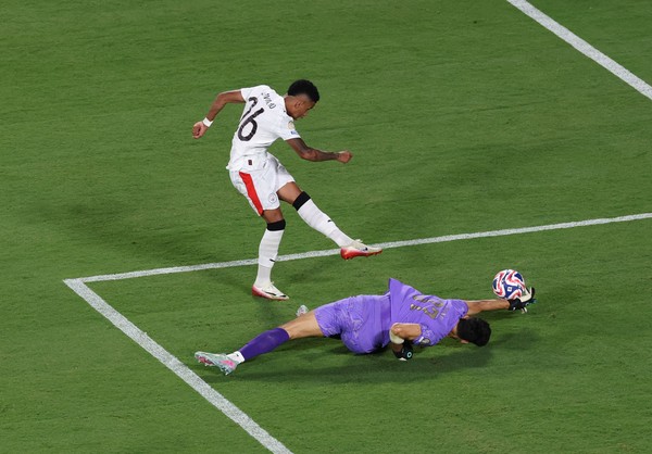 ياسين بونو يعيد الهلال "إلى الحياة" بتصدياته التي أهلت فريقه لربع نهائي كأس العالم للأندية على حساب مانشستر السيتي