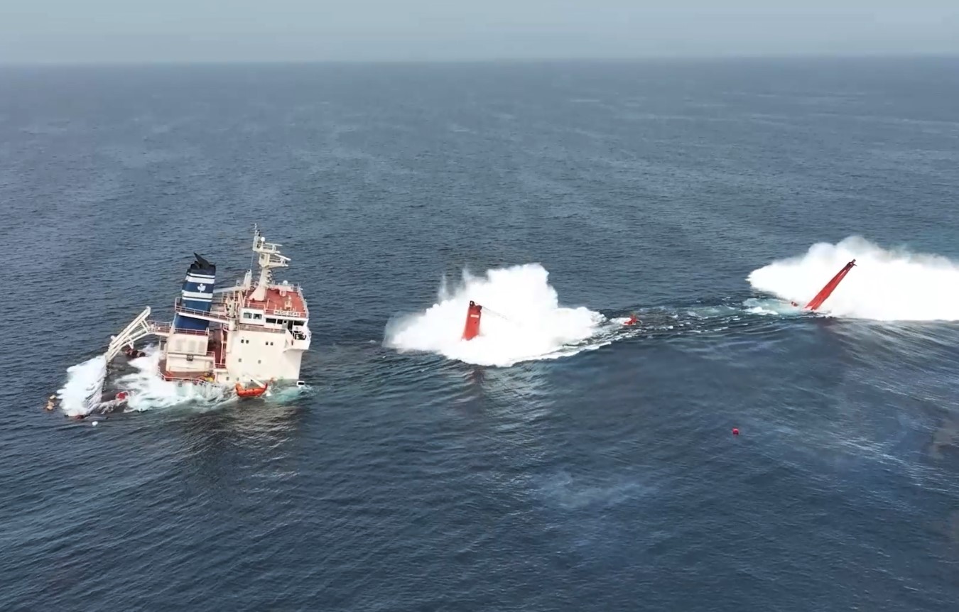 الأسوأ منذ أكثر من عام.. مقتل 4 أشخاص على الأقل في حادث غرق سفينة هاجمها الحوثيون