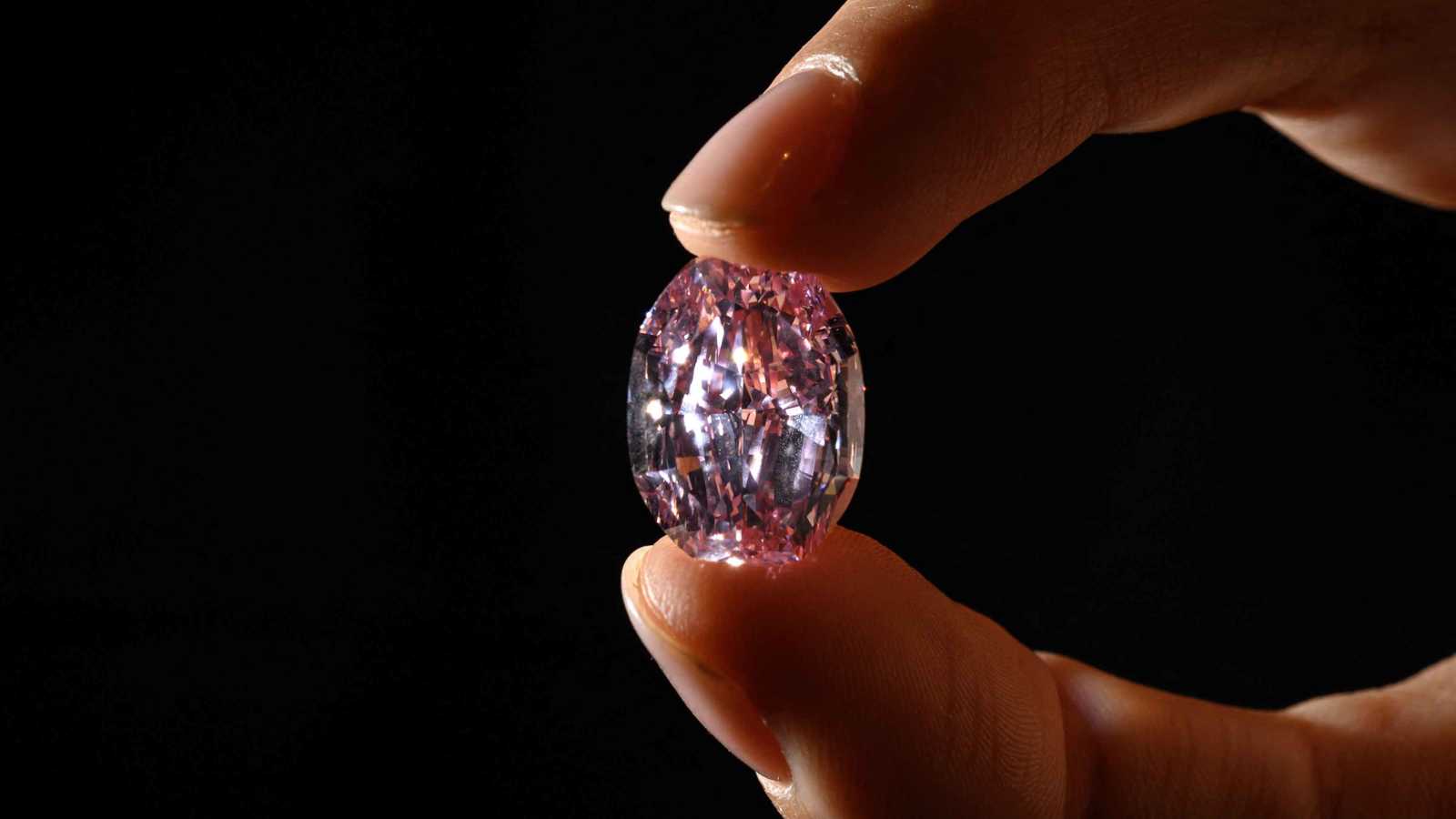 شرطة دبي تحبط عملية سرقة ماسة وردية نادرة بقيمة 25 مليون دولار