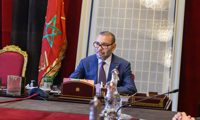 الملك محمد السادس: العالم يتغير بسرعة فائقة، واليقينيات في تراجع مستمر، والقانون الدولي أصبح عرضة للانتهاك في أحيان كثيرة