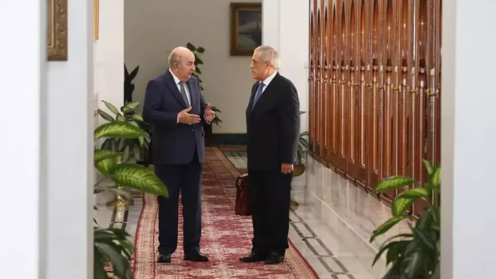 الرئيس الجزائري "الغائب" يطيح بوزيره الأول نذير العرباوي ويكلف وزير الصناعة بتسيير السلطة