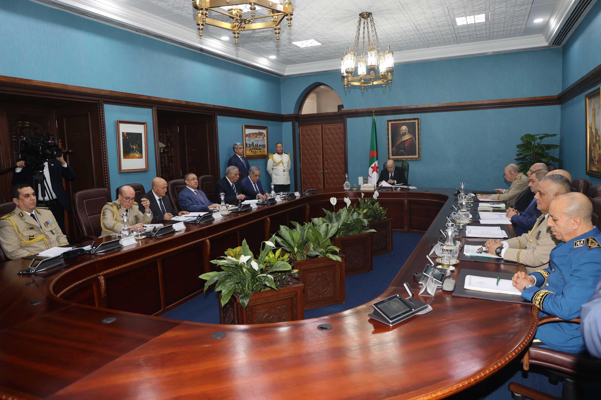  القضاء الفرنسي يصدر مذكرة توقيف دولية ضد نائب السفير الجزائري بباريس بتهمة تشكيل عصابة "إجرامية إرهابية" 