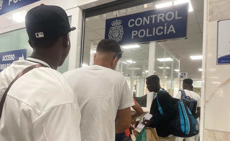 إسبانيا ترحّل 24 مهاجرا من سبتة نحو شبه الجزيرة الايبيرية بينهم محامٍ جزائري أكد أن النظام في بلده "لا يتيح حياة أفضل"