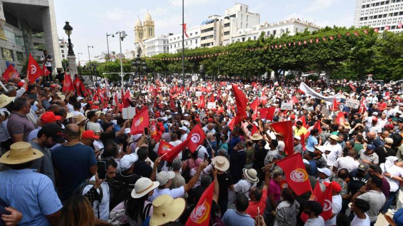 آلاف يتظاهرون في تونس دفاعا عن الحق النقابي والحريات العامة