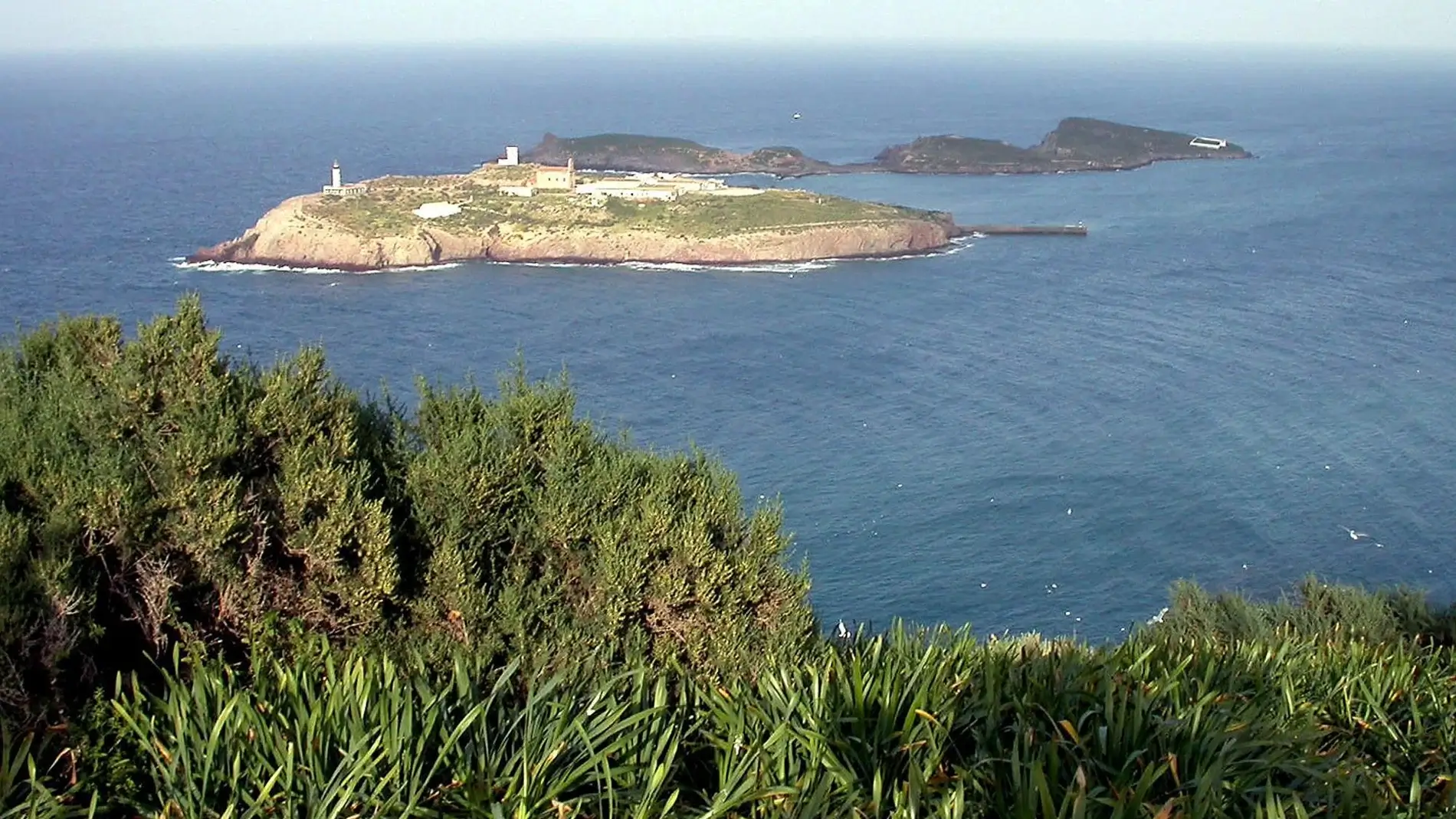 إسبانيا تنفي إنزال علمها من جزيرتين قرب الحسيمة وتؤكد غياب أي رمزية سيادية ميدانية منذ أكثر من عقدين