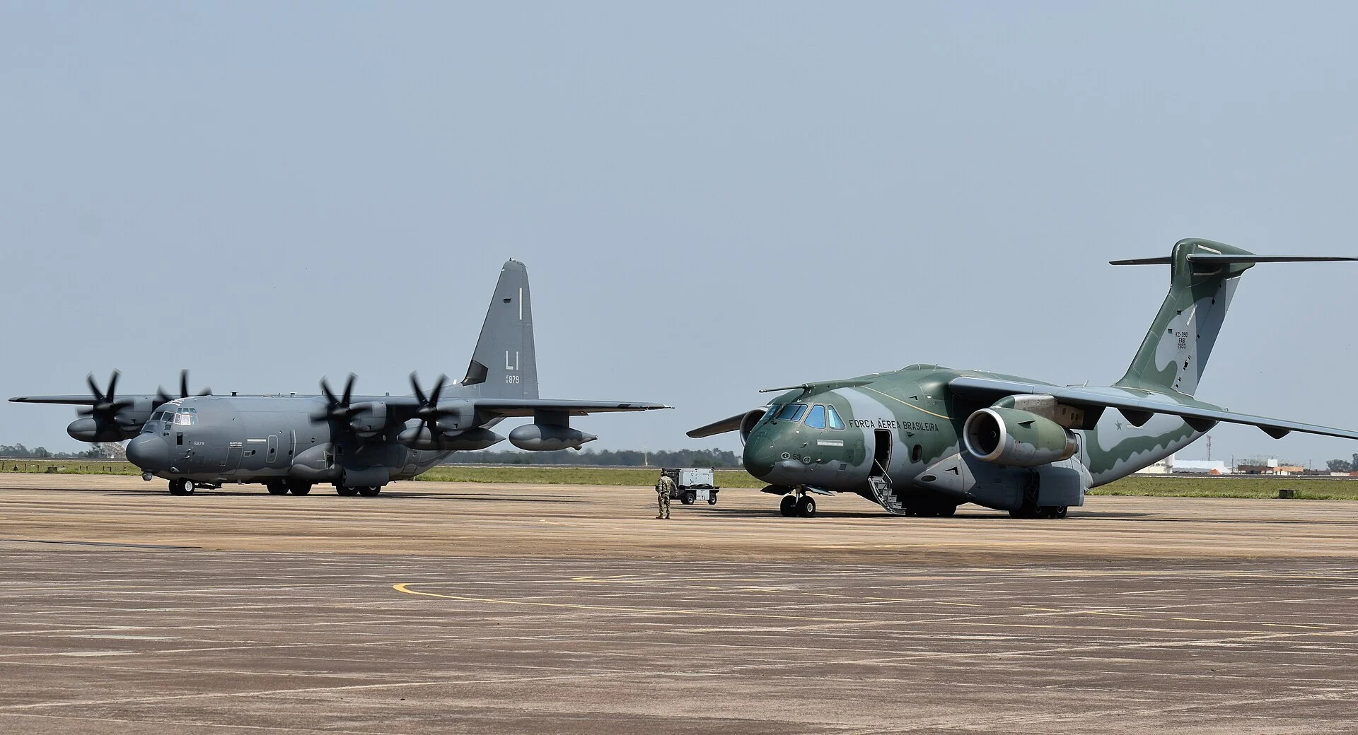  المغرب يدرس خيارات تحديث أسطول النقل العسكري بين طائرتي KC-390 البرازيلية وC-130J الأمريكية 