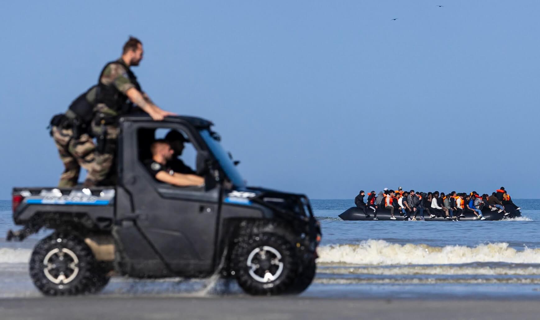  فرنسا : إنقاذ 111 مهاجرا في بحر المانش وسط تصاعد محاولات العبور نحو ابريطانيا 