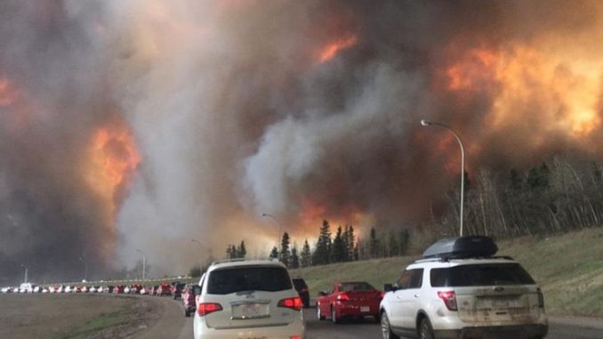  أزيد من 20 ألف شخص يواجهون إنذارا بالإجلاء في كندا بسبب الحرائق 