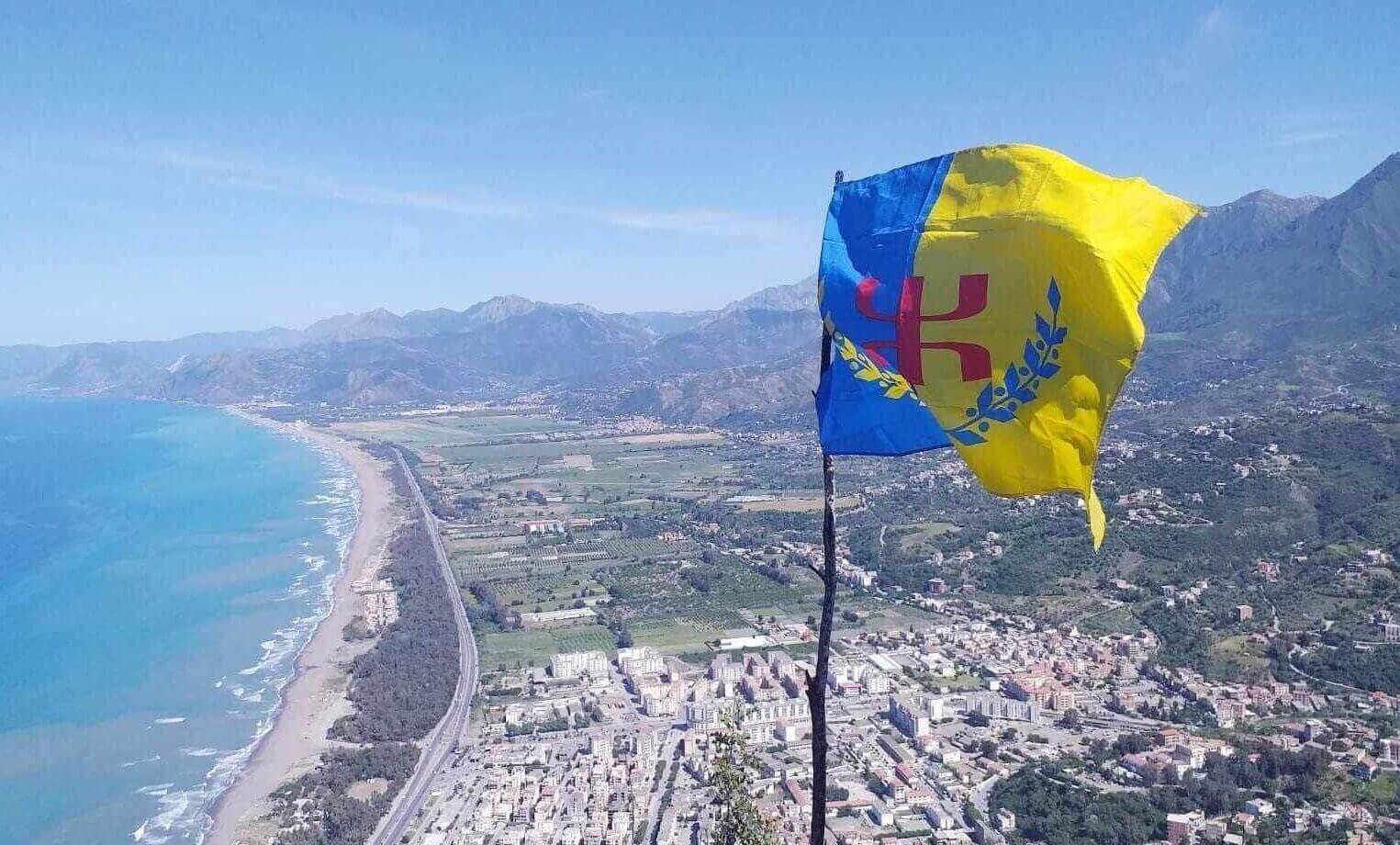 لوموند: اعتقال الجزائر للصحافي الفرنسي كريستوف غليز أعطى شهرة غير مسبوقة لحركة انفصال القبائل