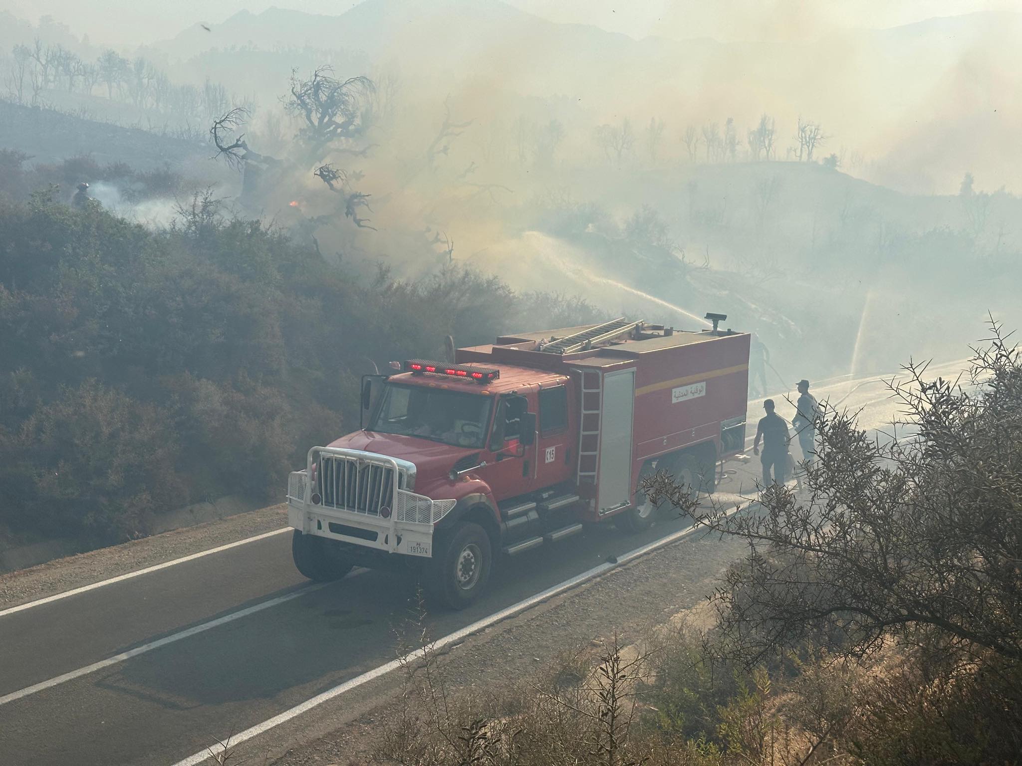 تعبئة استثنائية بثلاث طائرات كنادير والهندسة العسكرية لإخماد حرائق شفشاون قبل وصولها إلى المناطق السكنية