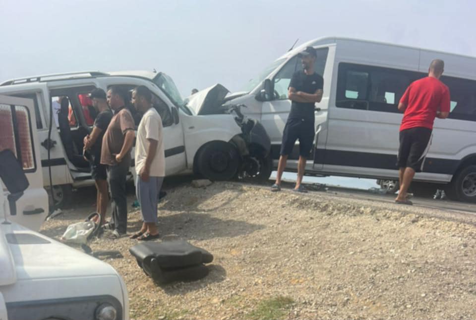  مصرع سائق وطفل وإصابة 20 آخرين في حادث سير خطير بطريق القصر الصغير ضواحي طنجة  