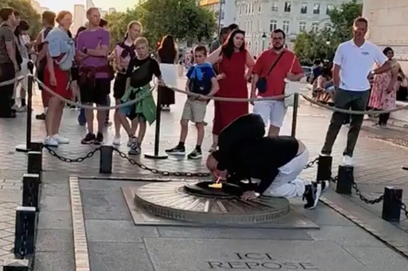 محكمة باريس تحكم بسجن مع وقف التنفيذ على مغربي أشعل سيجارته من شعلة "قبر الجندي المجهول"