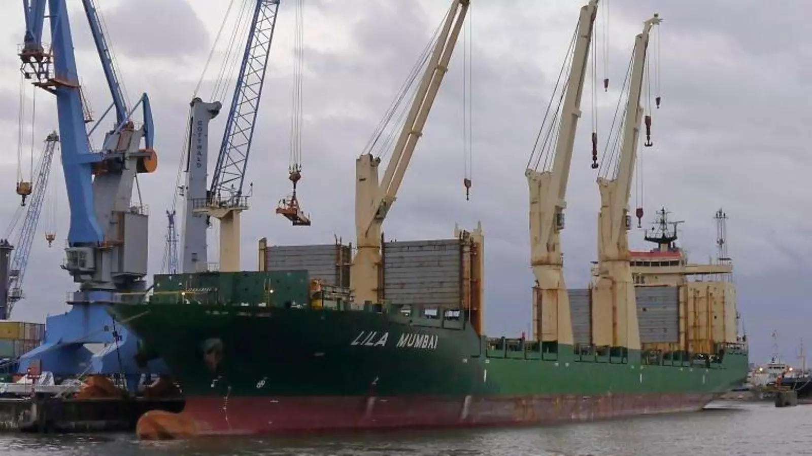 السلطات الإسبانية توقف سفينة بميناء سبتة للاشتباه في نقلها معدات عسكرية نحو ليبيا