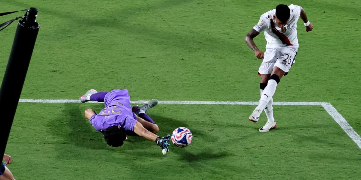 ياسين بونو ينافس على جائزة "ليف ياشين" لأفضل حارس في العالم بعد موسم استثنائي مع الهلال