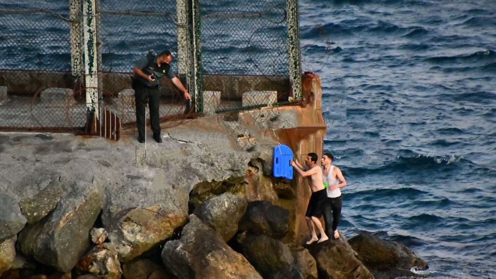 تعاون مغربي- إسباني يجهض موجة اقتحام بحري لسبتة نفذها أكثر من 100 مهاجر