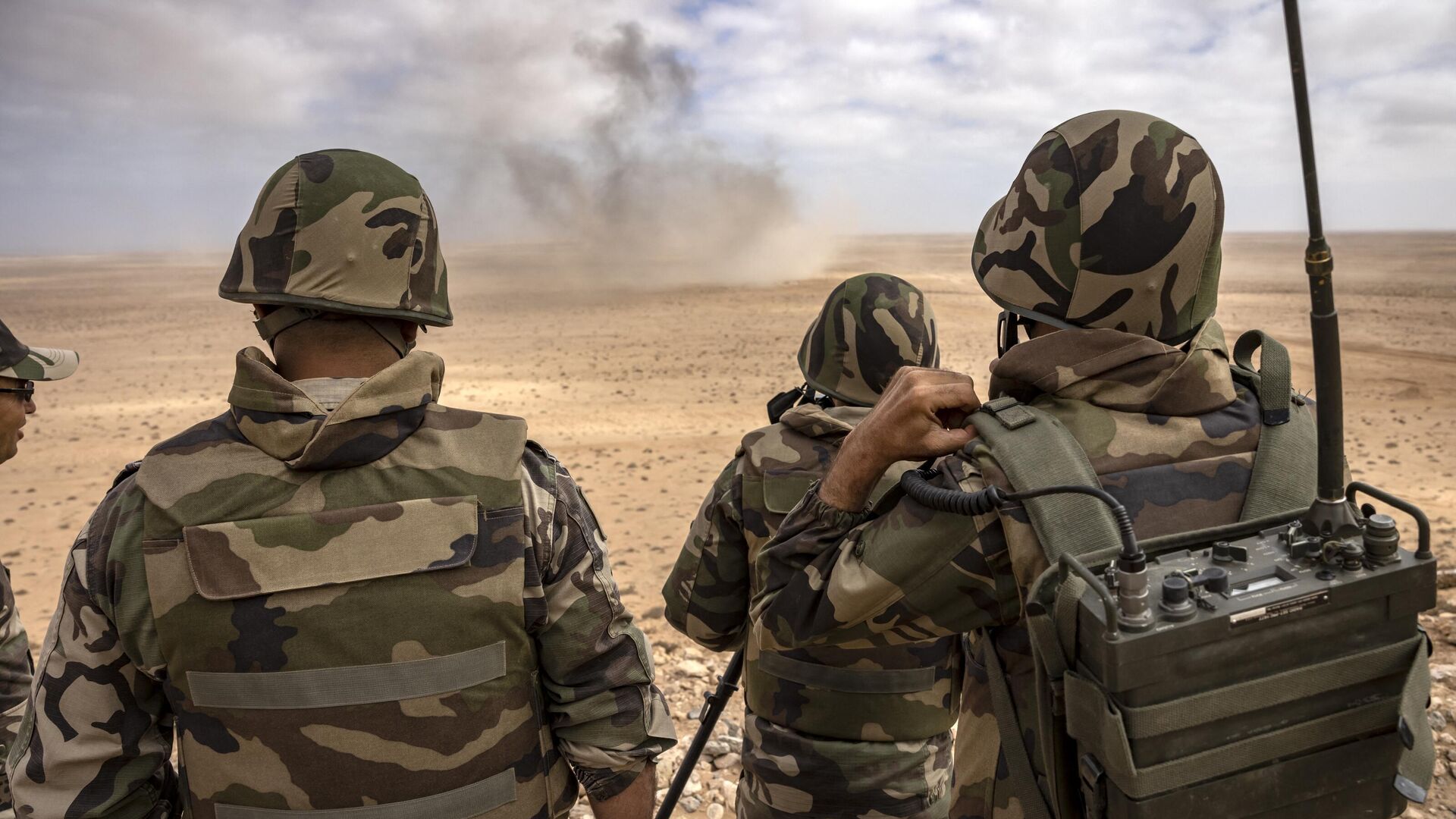  القوات المسلحة الملكية تنفذ عملية تفجير متحكم فيها لتطهير العركوب من الألغام  