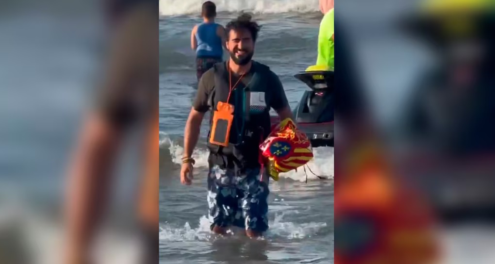  إلباييس: سياسي إسباني متطرف معروف بأعماله الاستفزازية قام بوضع علم إسبانيا في جزيرة قريبة من ساحل الحسيمة المغربية 