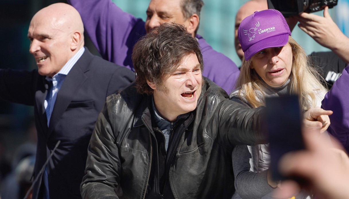  هجوم بالحجارة والزجاجات يستهدف موكب الرئيس الأرجنتيني خلال جولة انتخابية في العاصمة 