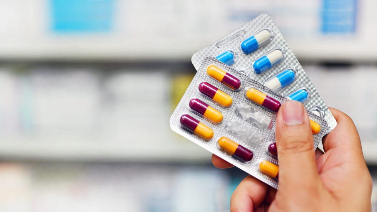  أزمة أدوية في تونس.. ودعوات الحكومة إلى الترشيد تتحول إلى حرمانٍ من العلاج وتتسبب في مقتل شخصين مصابين بالسرطان 