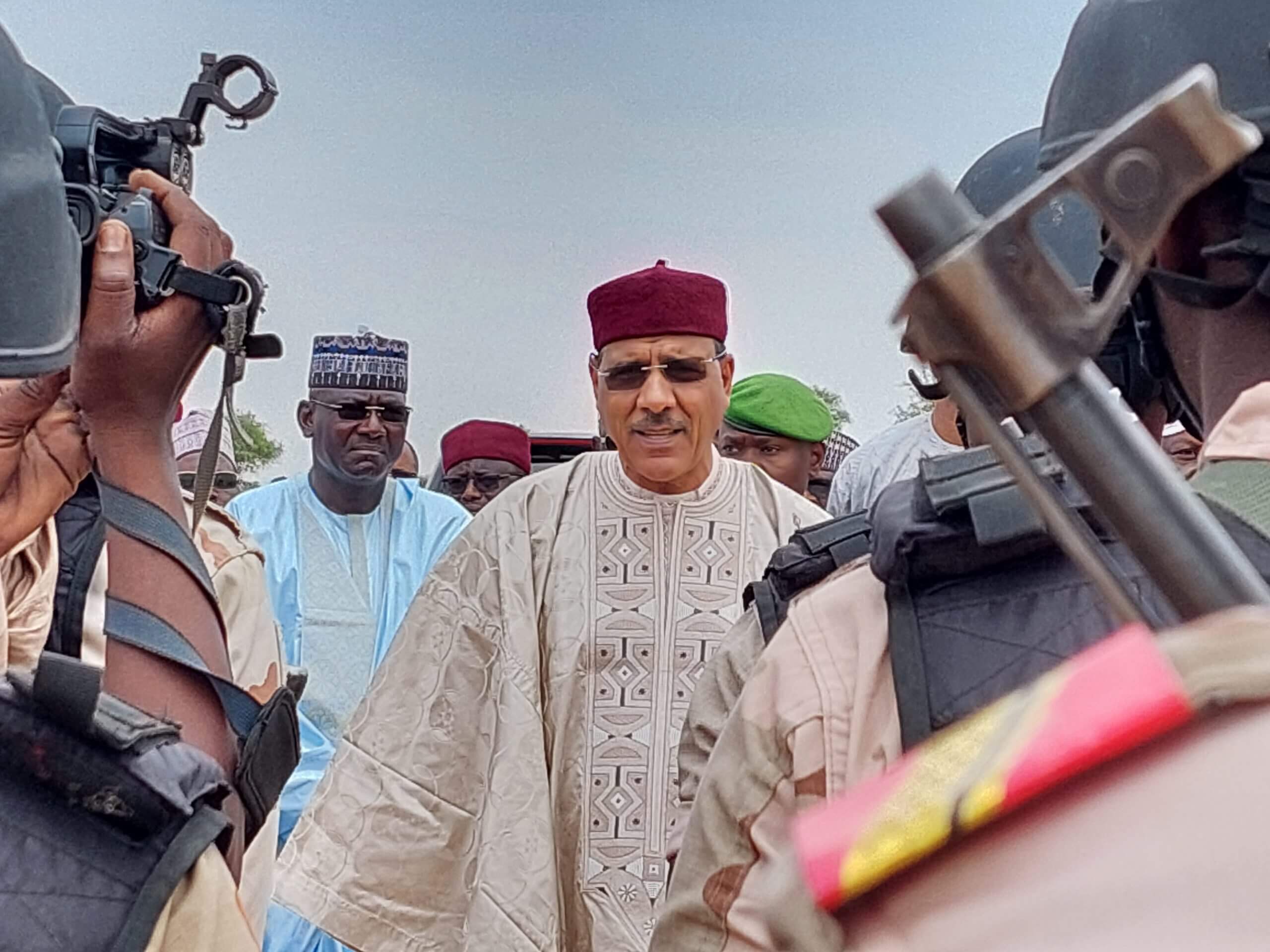  خاص - مُستشار رئيس النيجر السابق محمد بازوم في حوار حصري مع "الصحيفة": الرئيس محتجز في جناح بالقصر والوساطة المغربية والقطرية أُفشلت عمدا بسبب مؤامرة سياسية يقودها إيسوفو وتيشاني 