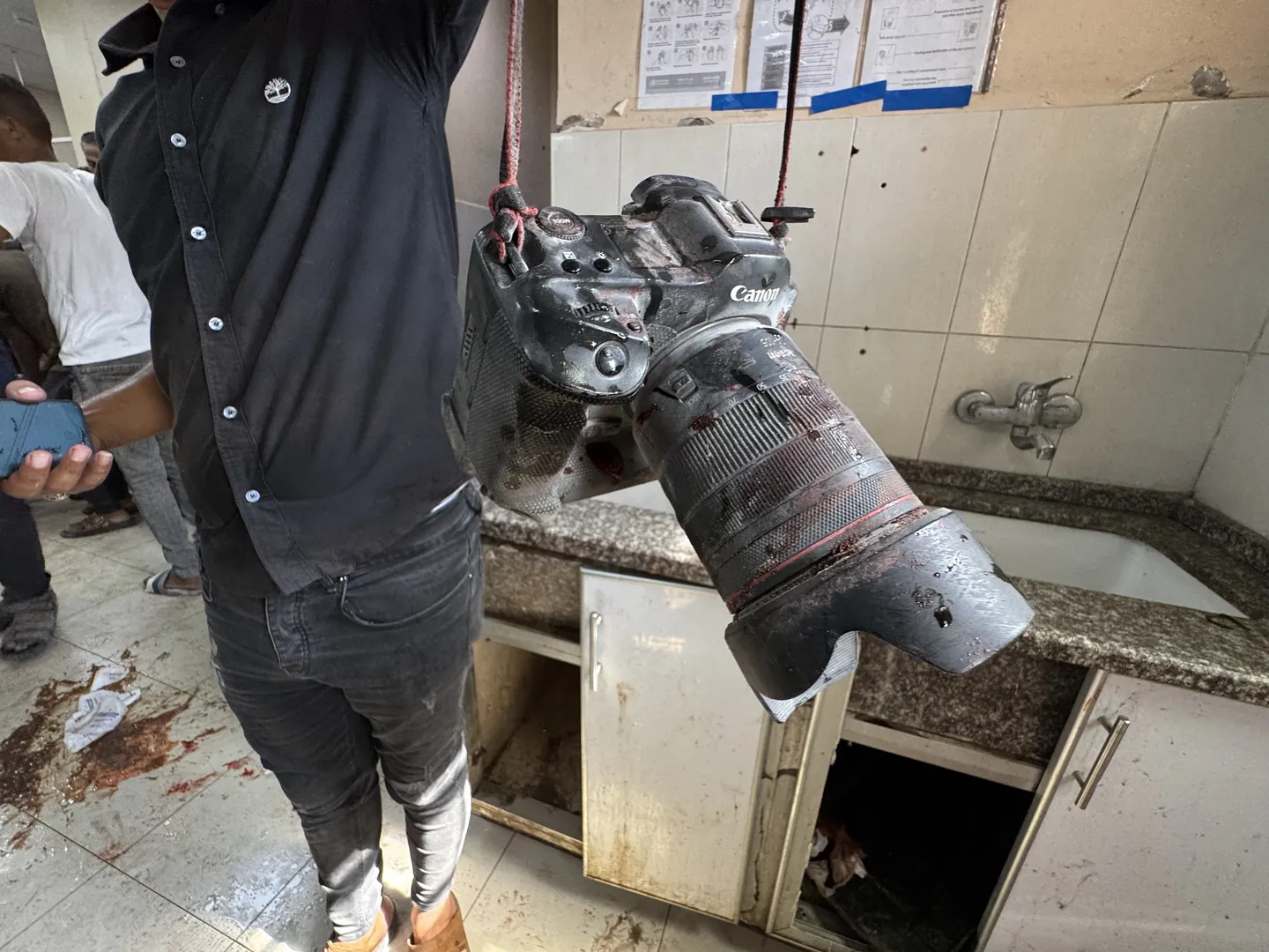 قصف إسرائيلي على المباشر يُسقط صحافيين ومسعفين في غزة