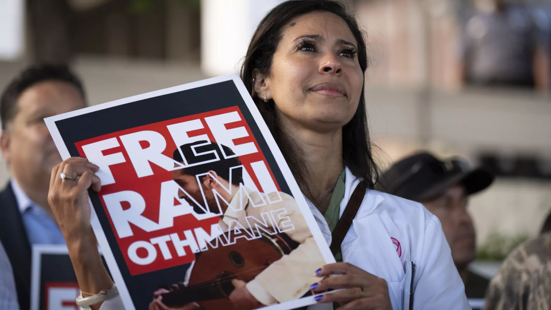 زوجة مغنٍ تونسي تحتج على توقيفه في الولايات المتحدة الأمريكية بسبب نظام الهجرة بلوس أنجلوس