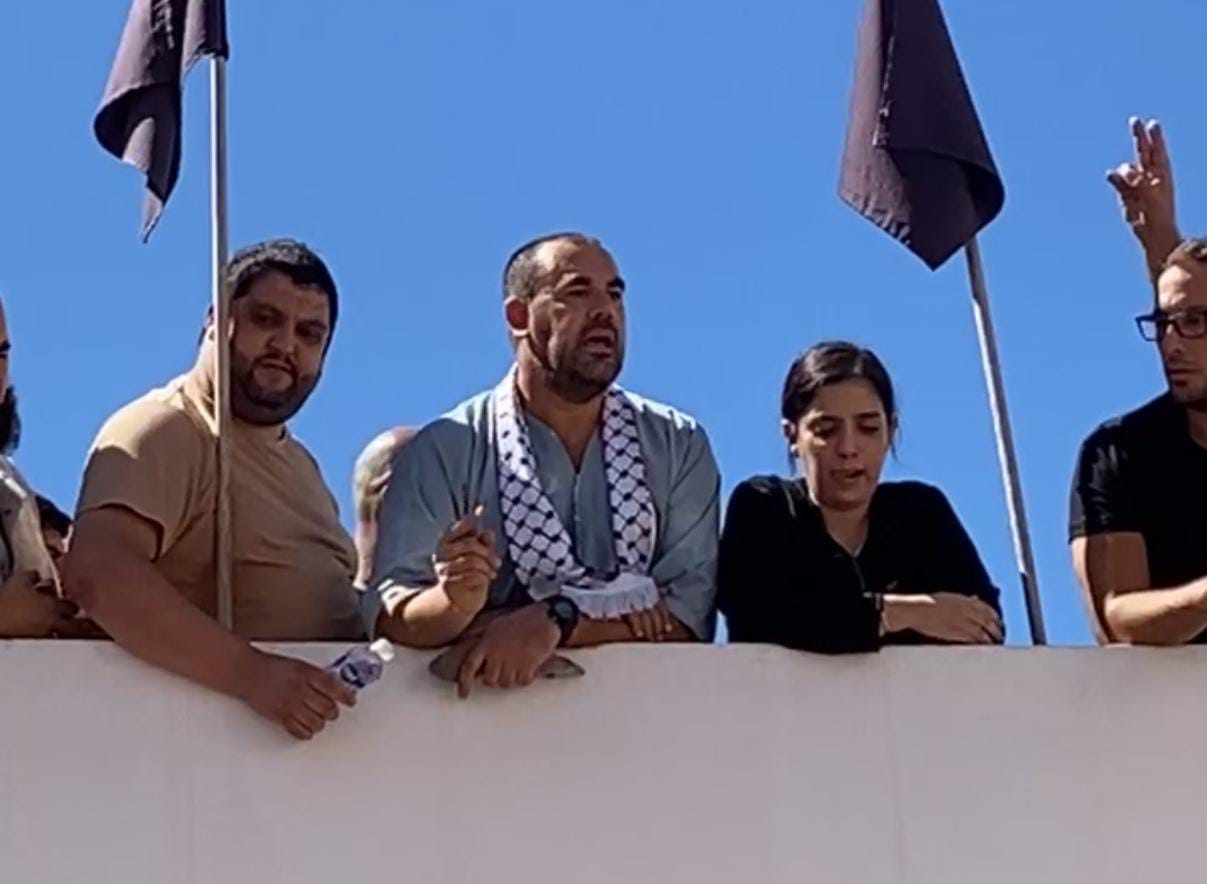 الزفزافي يحضر جنازة والده بإقليم الحسيمة.. ويؤكد: مهما اختلفنا سنظل نبحث عن مصلحة الوطن، بريفه وصحرائه ومن شماله إلى جنوبه