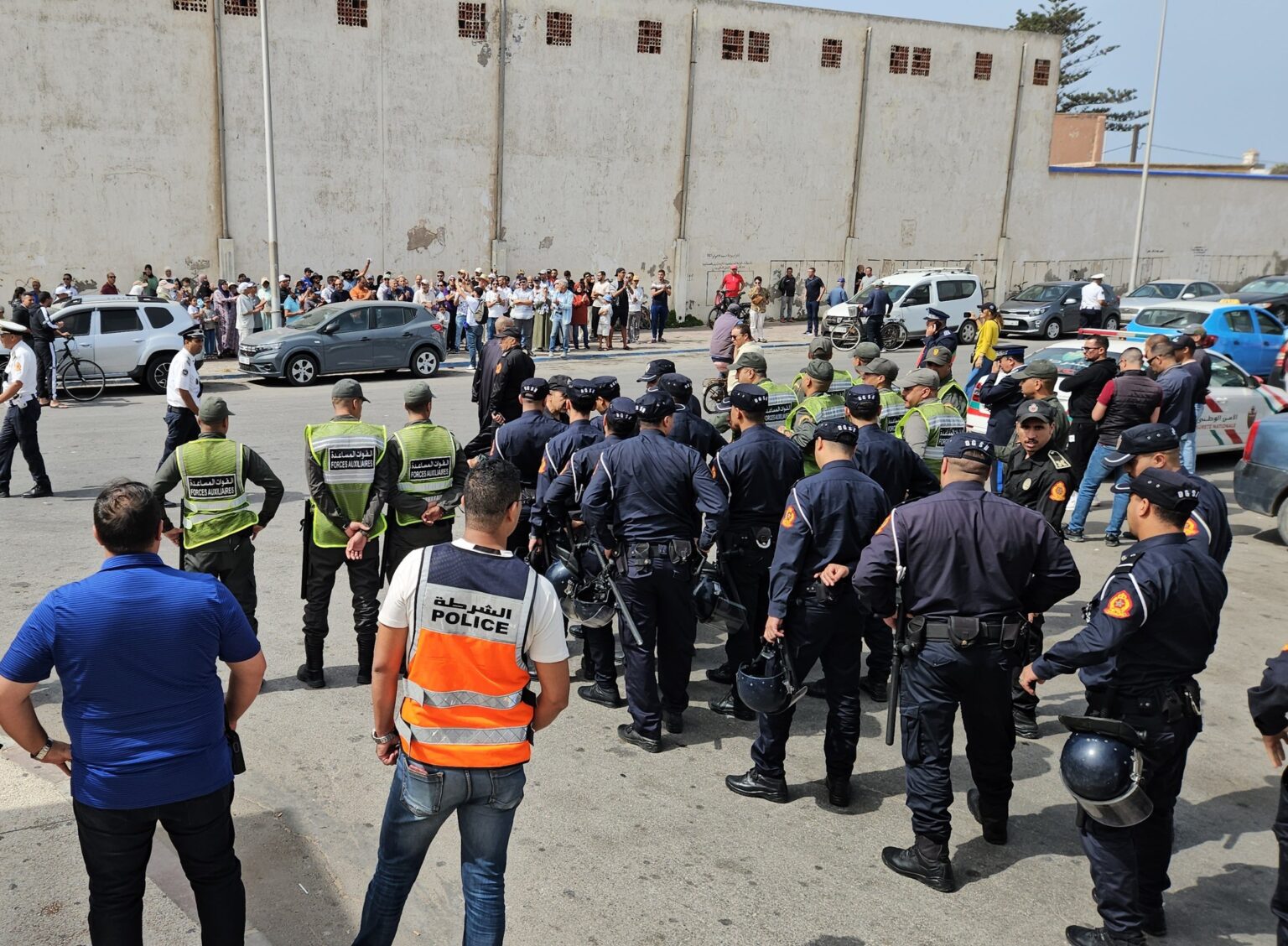 تحت مراقبة أمنية مشددة.. الصويريون ينجحون في تنظيم وقفة احتجاجية أمام المستشفى الإقليمي سيدي محمد بن عبد الله للتنديد بتردي الخدمات الطبية