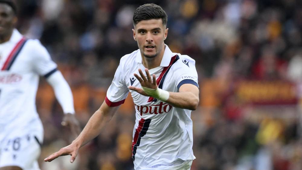 نادي أوكسير الفرنسي يعلن غياب الدولي المغربي أسامة العزوزي عن الملاعب لمدة شهر بسبب الإصابة