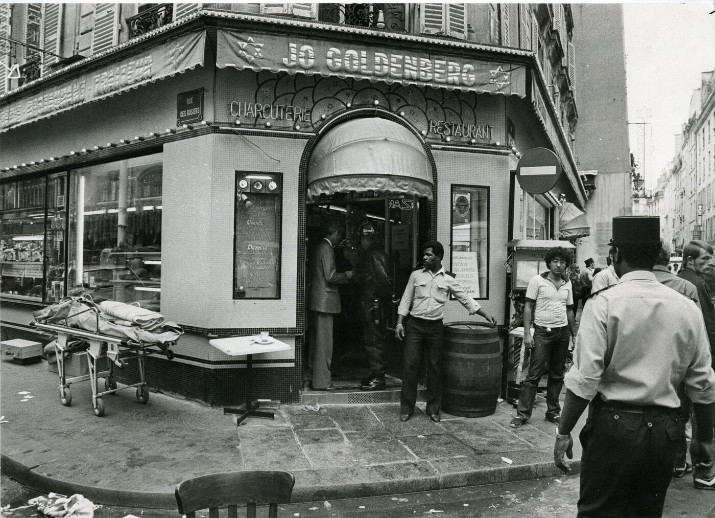  ماكرون يشكر السلطة الفلسطينية بعد اعتقالها مُنفذَ هجوم على مطعم يهودي في باريس منذ 43 عاما 