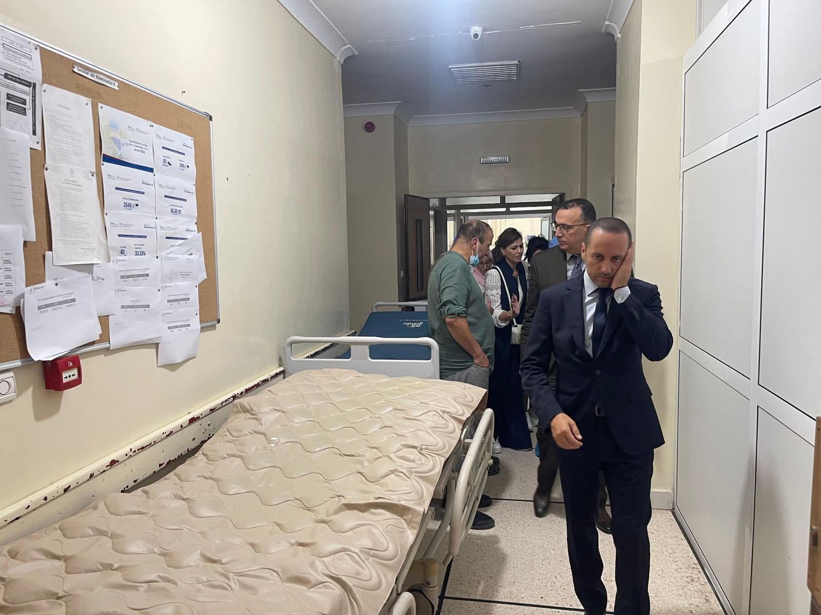 انتقى وزيرًا "صامتًا" للصحة كان يعمل لدى زوجته ولا يفقه شيئا في الطب.. أزمةُ مستشفى أكادير تُسائل اختيارات أخنوش لوزرائه التي يحكمها الولاء قبل الكفاءة