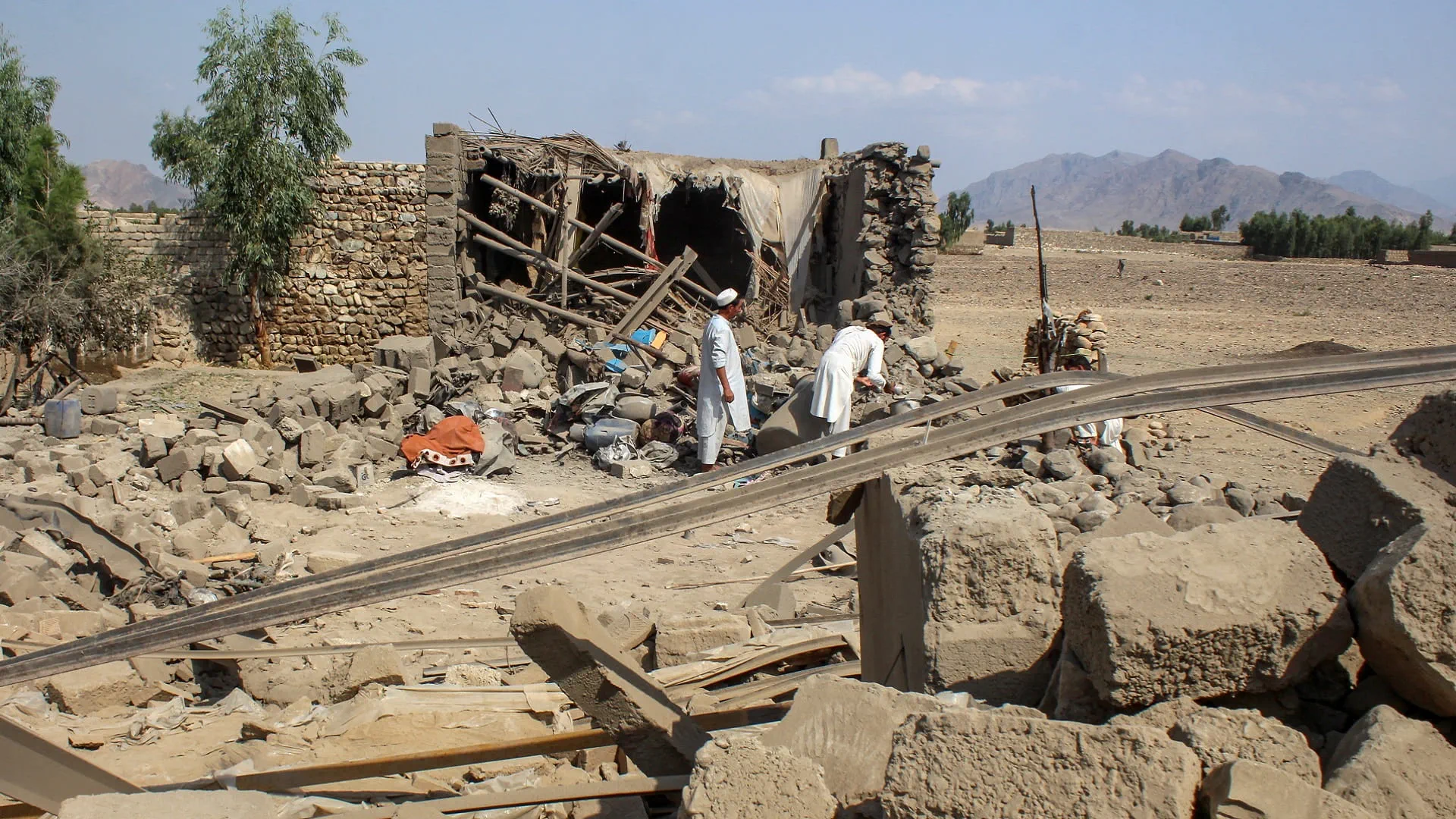  مصرع أزيد من 800 شخص في زلزال مدمر شرق أفغانستان 