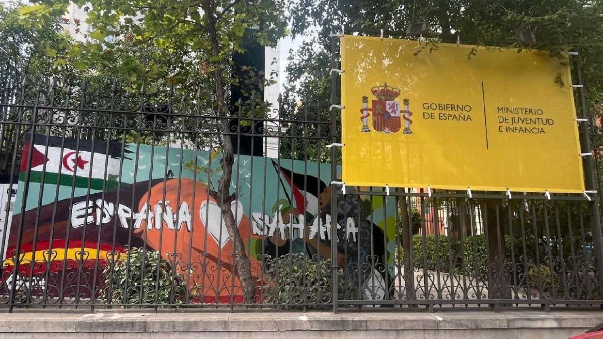  تقودها وزيرة من اليسار الراديكالي.. وزارة الشباب والطفولة الإسبانية تُعاكس الموقف الرسمي لحكومة سانشيز بنشر علم "البوليساريو" على واجهة مقرها 