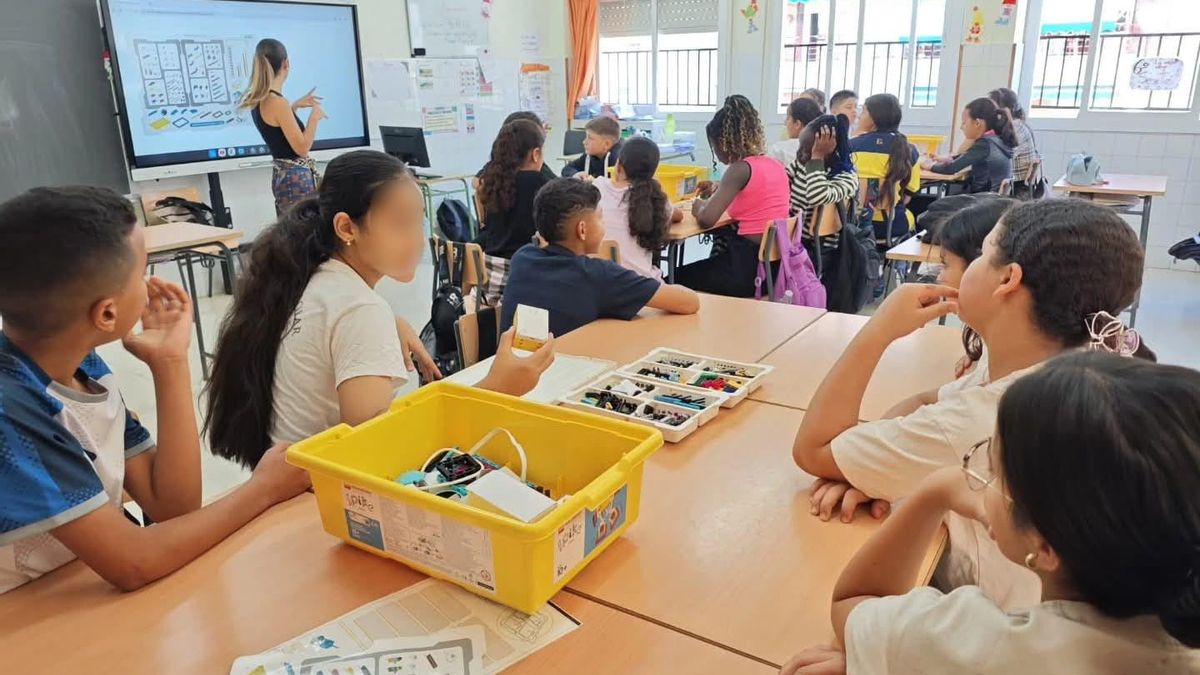 إقليم مورسيا الإسباني يُلغى برنامج تدريس اللغة العربية والثقافة المغربية استجابة لضغوط حزب "فوكس" اليميني المتشدد