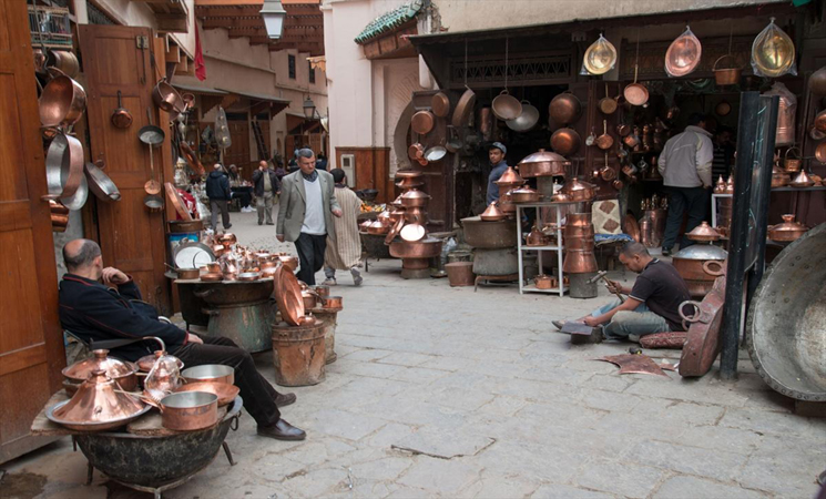 الصناعة التقليدية بفاس.. اندثار بالتقسيط وحرفيون بين كساد خانق ووعود حكومية متلاشية