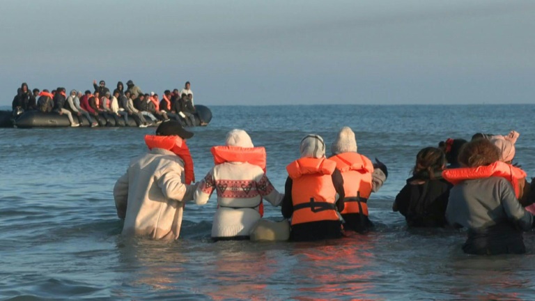  المملكة المتحدة.. حوالي 900 مهاجر غير شرعي عبروا بحر المانش في يوم واحد 