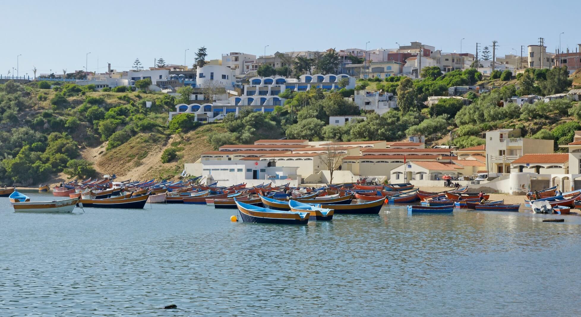 مولاي بوسلهام.. جوهرة طبيعية وملتقى البحر بالبحيرة وملاذ الباحثين عن الهدوء
