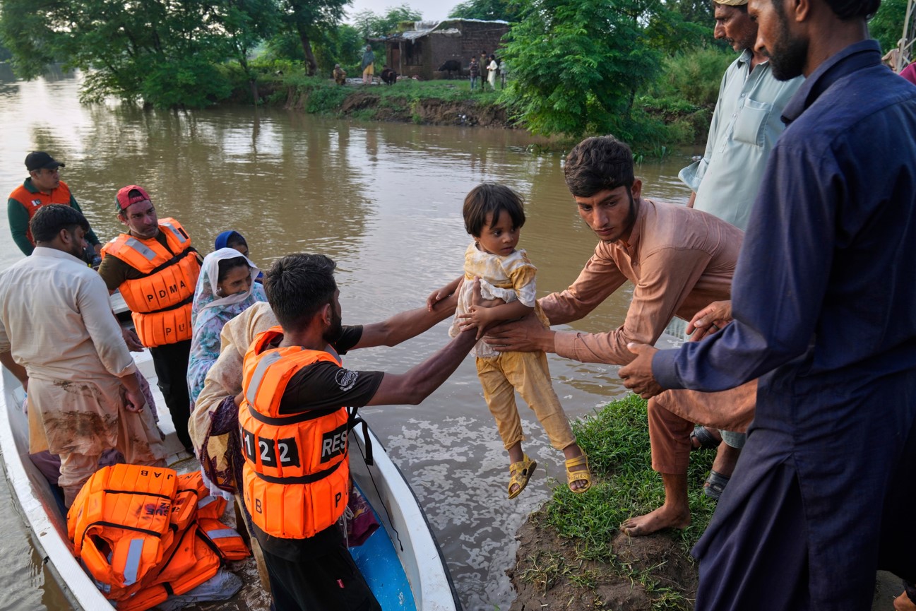 إجلاء مليون شخص من منازلهم بسبب الفيضانات في باكستان
