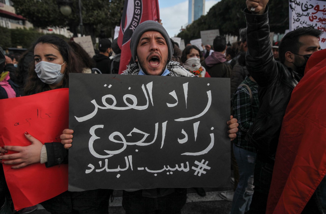 الأزمة الاقتصادية والاجتماعية في عهد قيس سعيد تدفع التونسيين للهجرة إلى فرنسا بشكل قياسي متجاوزين المغاربة والجزائريين