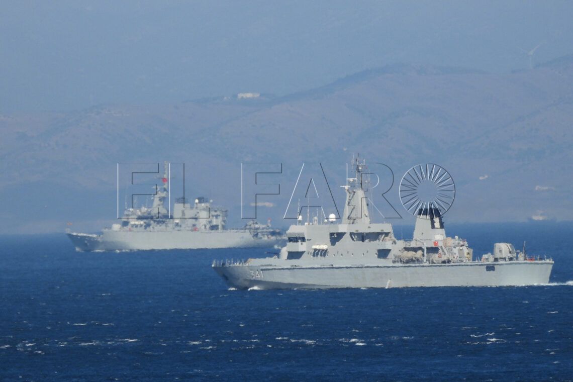  جدل يرافق ظهور قارب فاخر يرفع العلم المغربي محاط بسفن حربية في المياه المقابلة لسبتة 