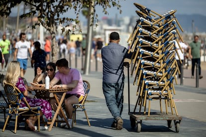  الشرطة الإسبانية تفكك شبكة تخصصت في سرقة كراسي المقاهي وتهريبها نحو المغرب ورومانيا 