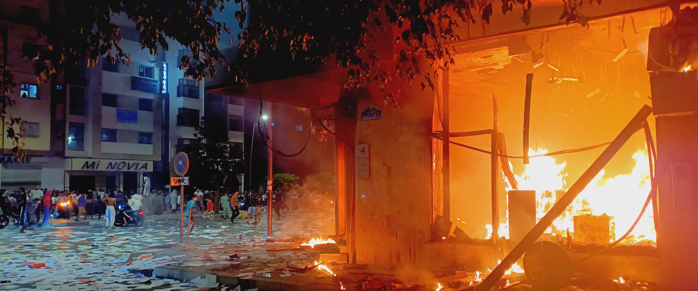 مجموعة "جيل Z" تعلن تعليق احتجاجاتها بعد ليلة دامية شهدت أعمال عنف وتخريب وسقوط قتلى في القليعة